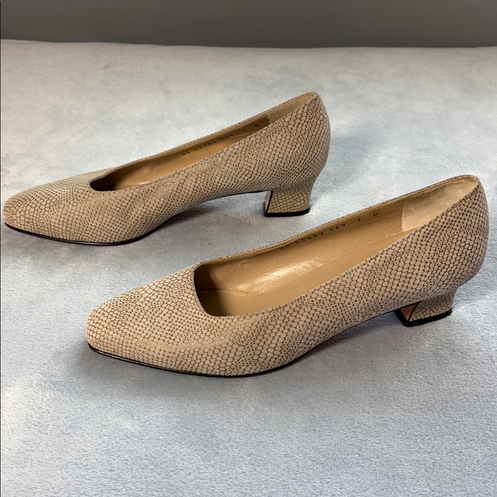 Salvatore Ferragamo Textured Pumps - Picture 1 of 12